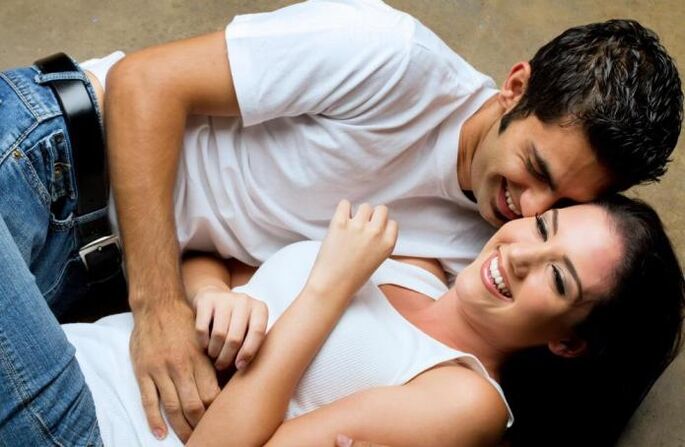 Um homem fica animado ao tocar uma garota