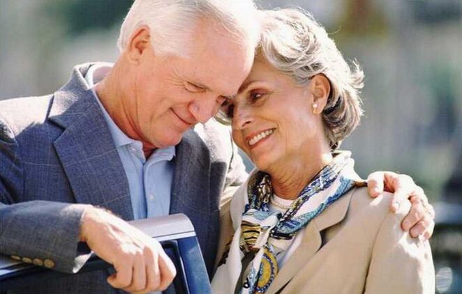 mulher e homem com mais de 60 anos com potência aumentada foto 1
