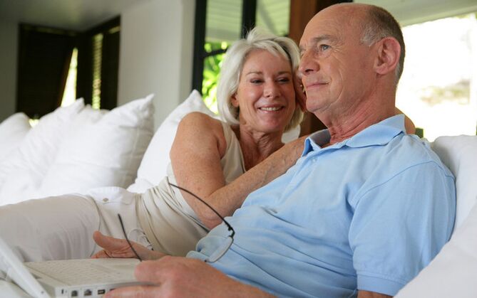 mulher e homem com mais de 60 anos com potência aumentada foto 3