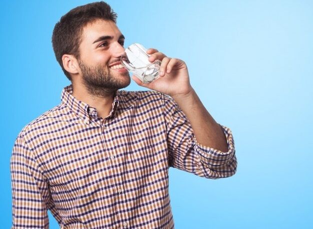 um homem bebe uma bebida que afeta a potência